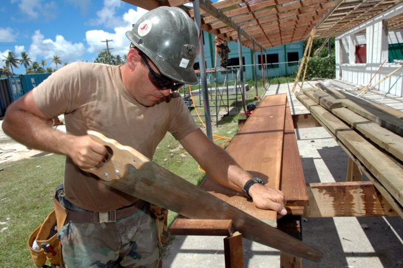 ebeniste-LES ARCS-min_worker_construction_building_carpenter_male_job_build_helmet-893290